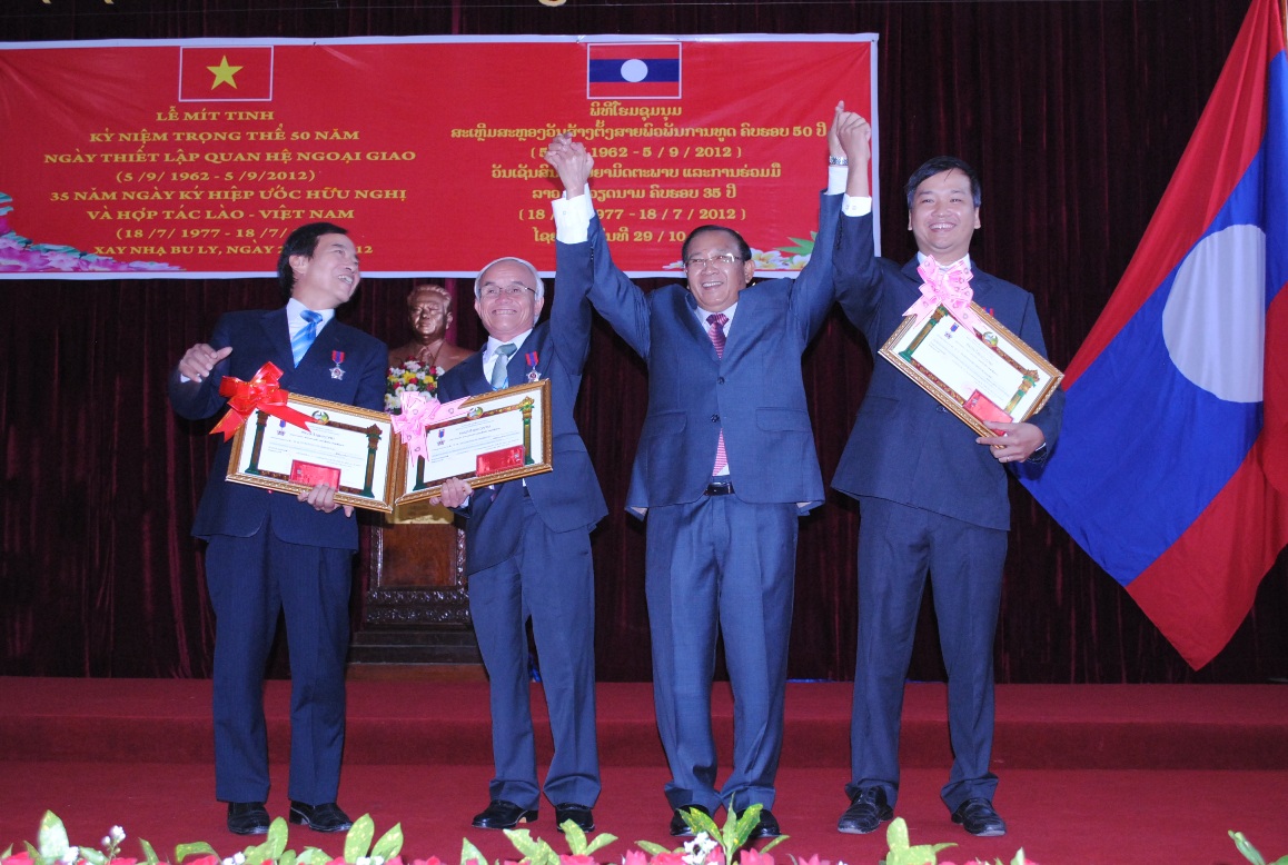 Đón nhận Huân chương Lao động Hạng nhất do Nhà nước Lào trao tặng