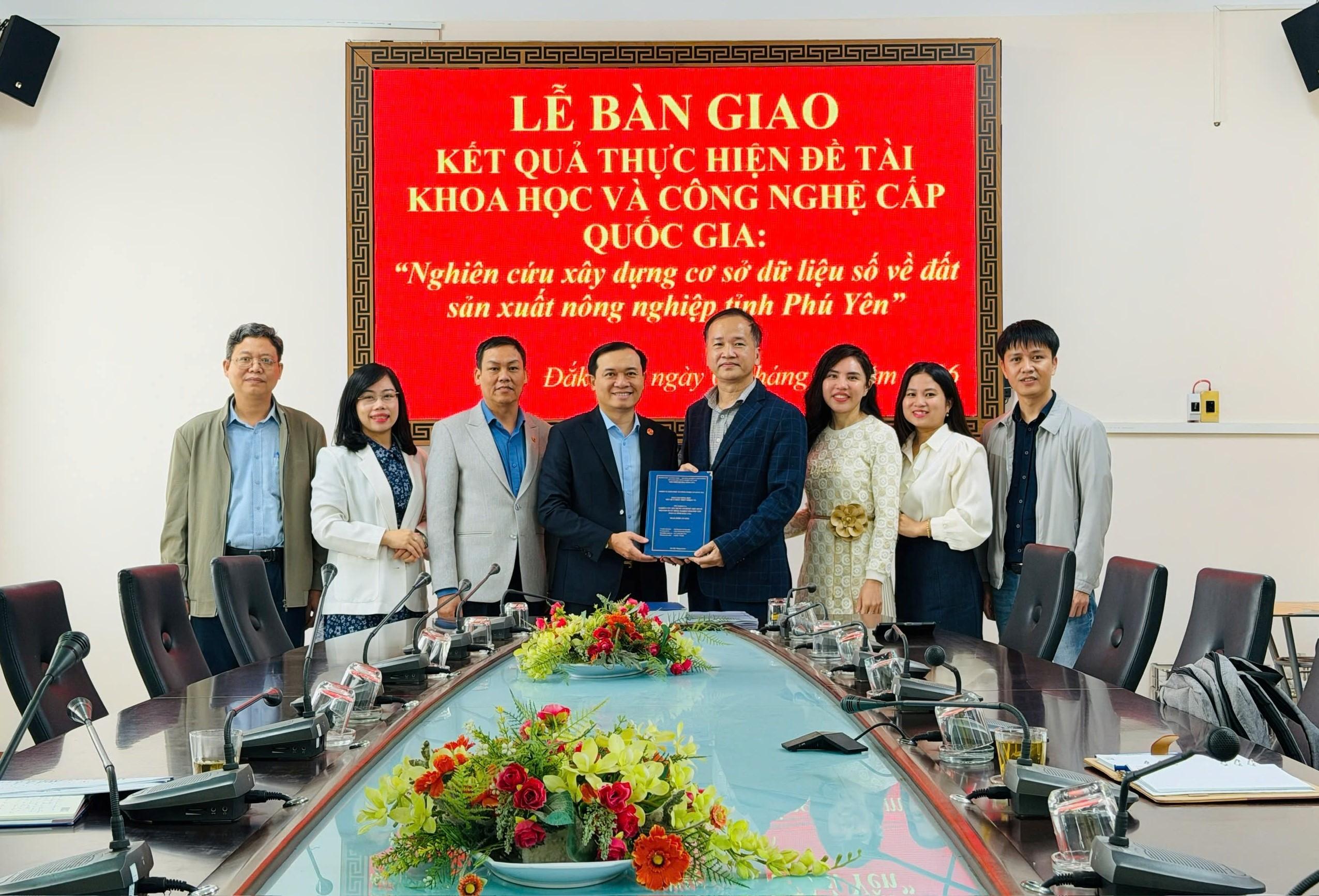 Bàn giao kết quả thực hiện đề tài Khoa học và Công nghệ cấp Quốc gia “Nghiên cứu xây dựng cơ sở dữ liệu số về đất sản xuất nông nghiệp tỉnh Phú Yên”