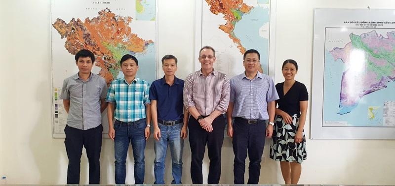 TS. Robert Caudwell, IRRI Việt Nam đến thăm và làm việc với viện Thổ nhưỡng Nông hóa.