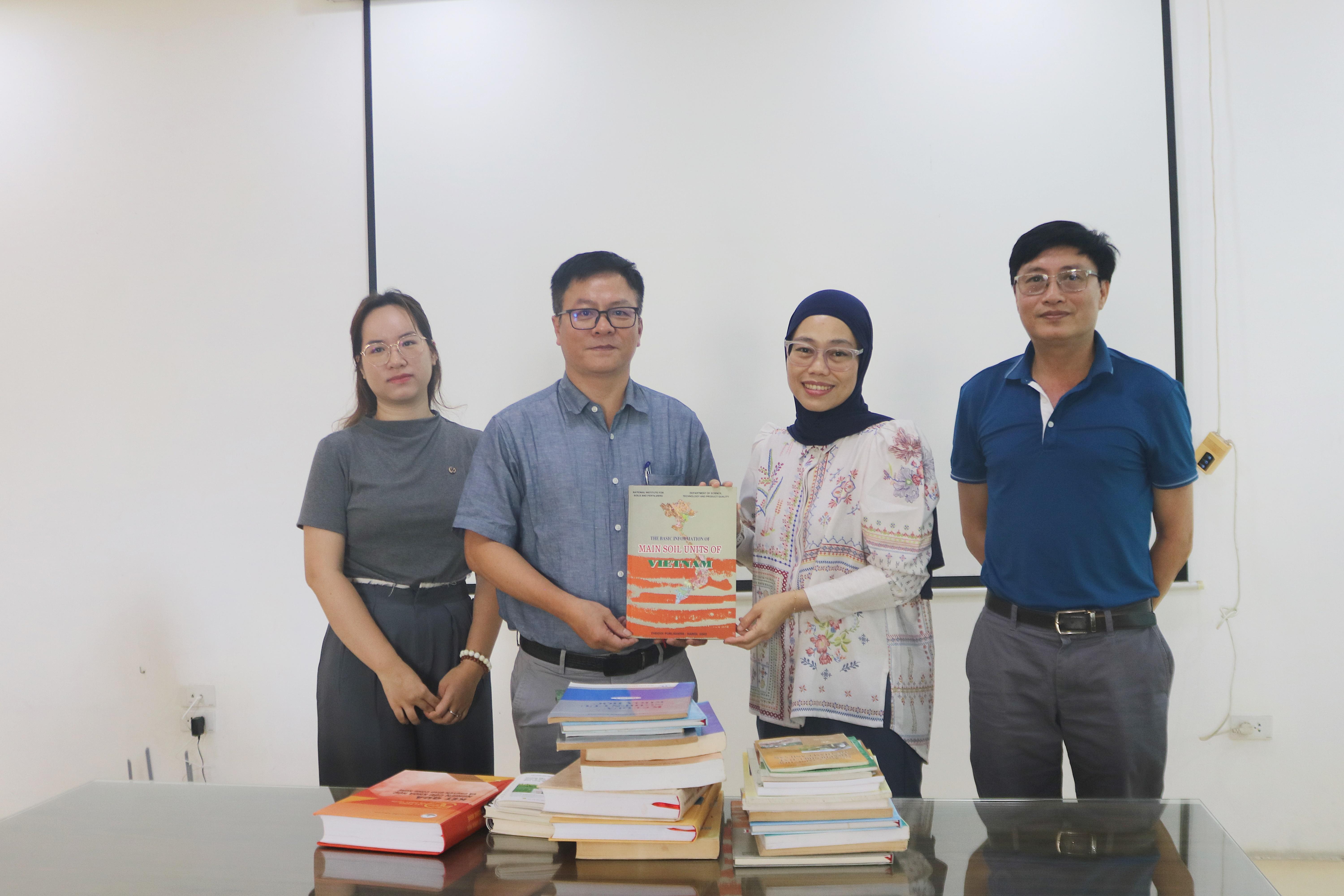 VIỆN THỔ NHƯỠNG NÔNG HÓA ĐÓN TIẾP ĐẠI DIỆN THƯ VIỆN QUỐC HỘI HOA KỲ ĐẾN THĂM VÀ TRAO ĐỔI HỢP TÁC